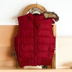 A&E 🦅 Puffer Vest with detachable faux fur trimmed hood Medium/Burgundy